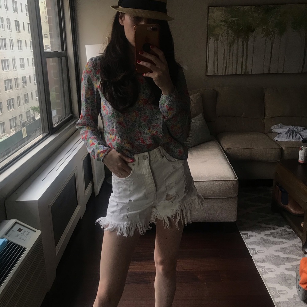 White Jean distressed shorts with fringe